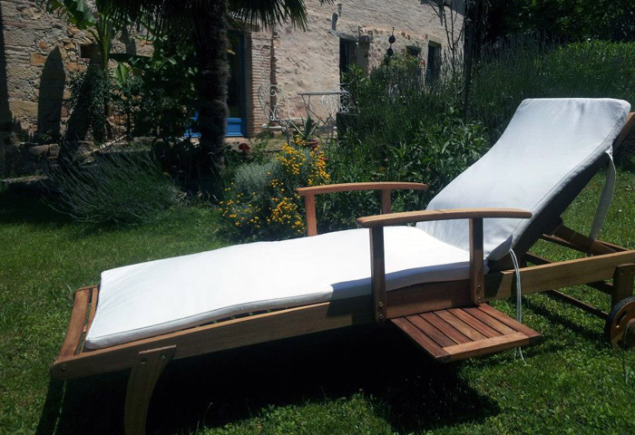 chaise longue pour des vacances repos dans le Tarn à Puycelsi