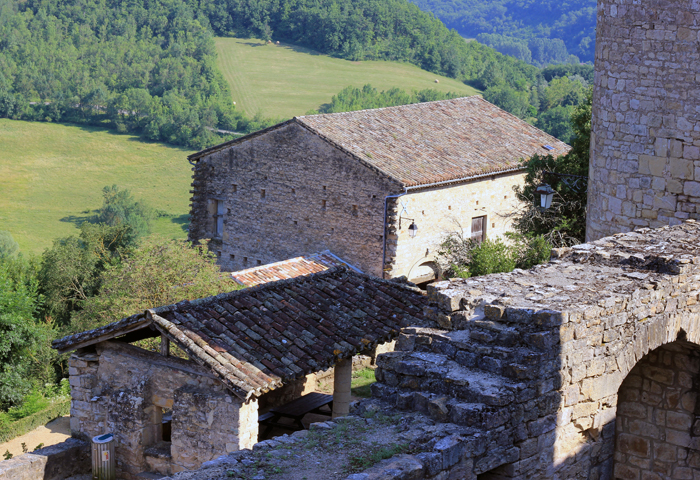 à Puycelsi, classé parmi les plus beaux villages de France, visite des remparts