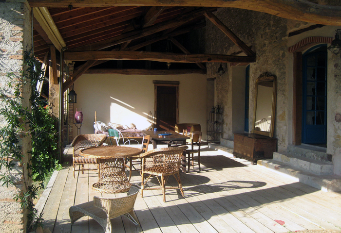 une terrasse accueillante pour se reposer dans le Tarn, près de Gaillac